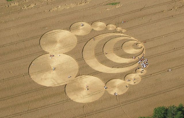 Luftaufnahme eines Kornkreises. Viele Leute denken beim Namen "Feldenkrais" an Kornkreise