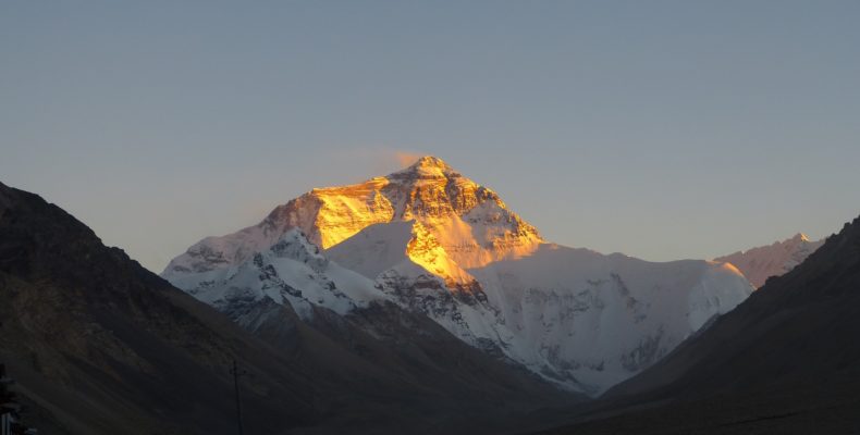 Der Mount Everest. Die Sonne beleuchtet die Bergspitze, der Rest ist im Schatten. Hier genutzt als Symbolbild für hone Gesang